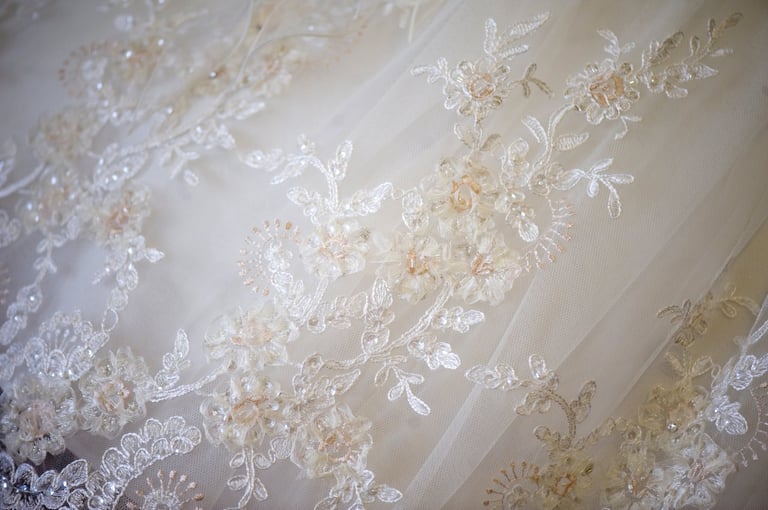 Quinceañera con vestido dorado