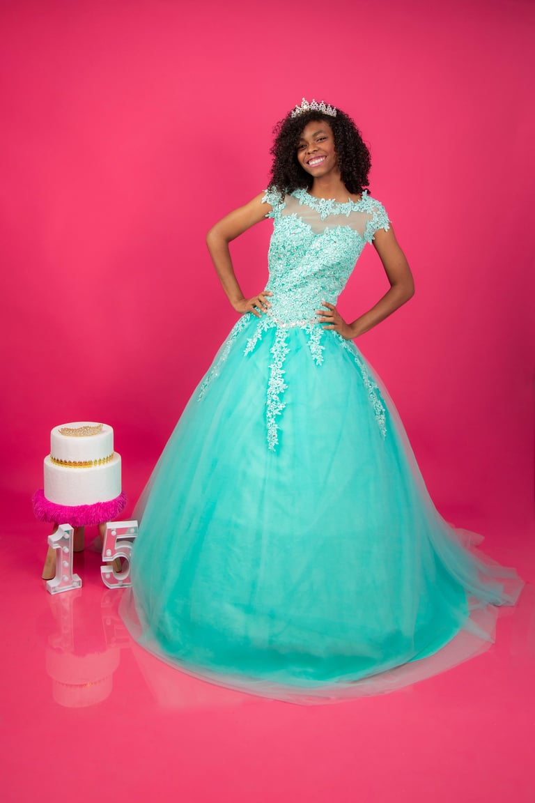 Quinceañera con vestido azul royal