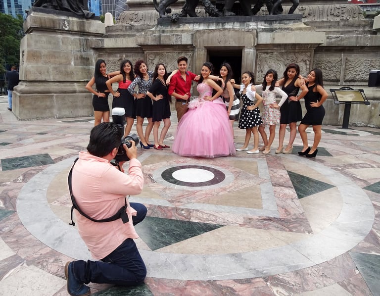 Quinceañera con vestido blanco elegante