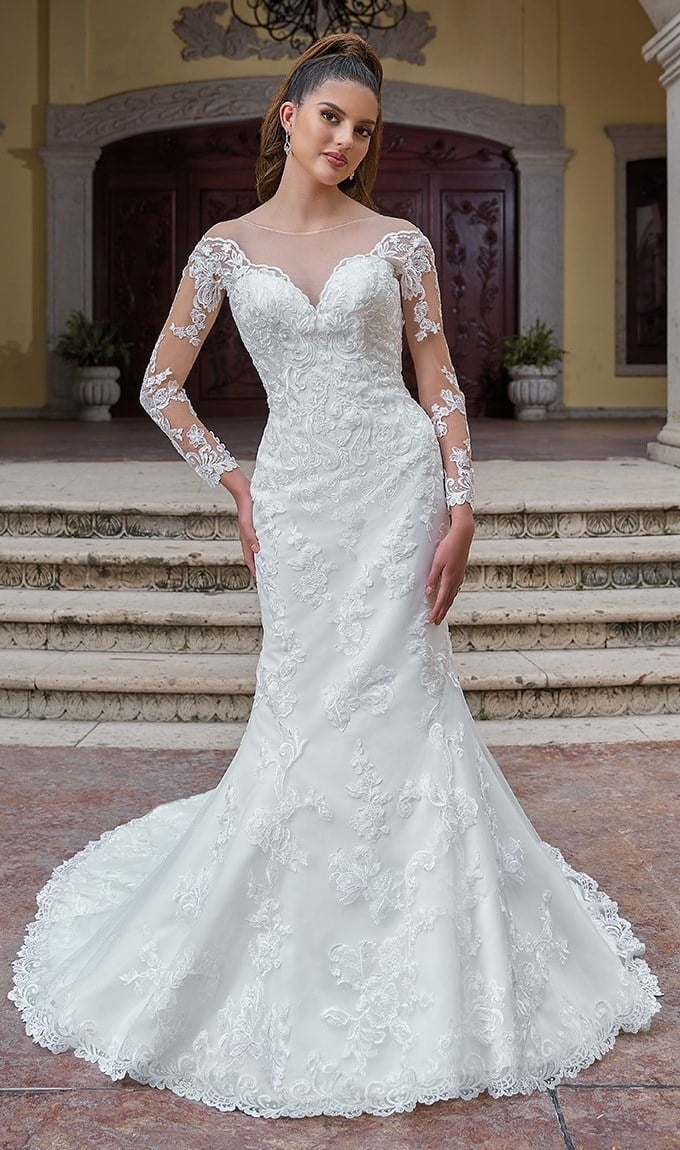 Novia con vestido sirena de encaje en mansión elegante
