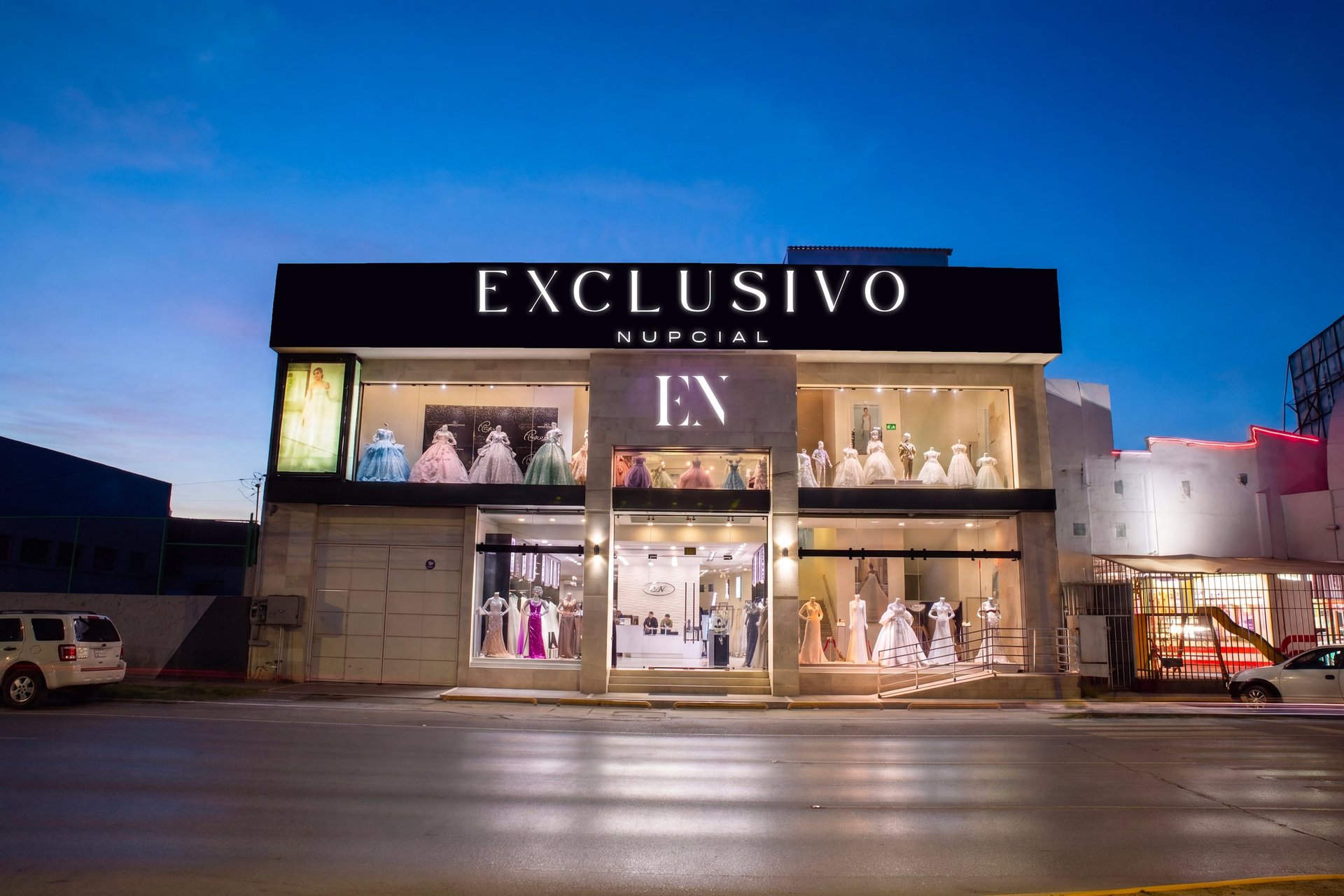 Fachada de Exclusivo Nupcial con grandes escaparates iluminados