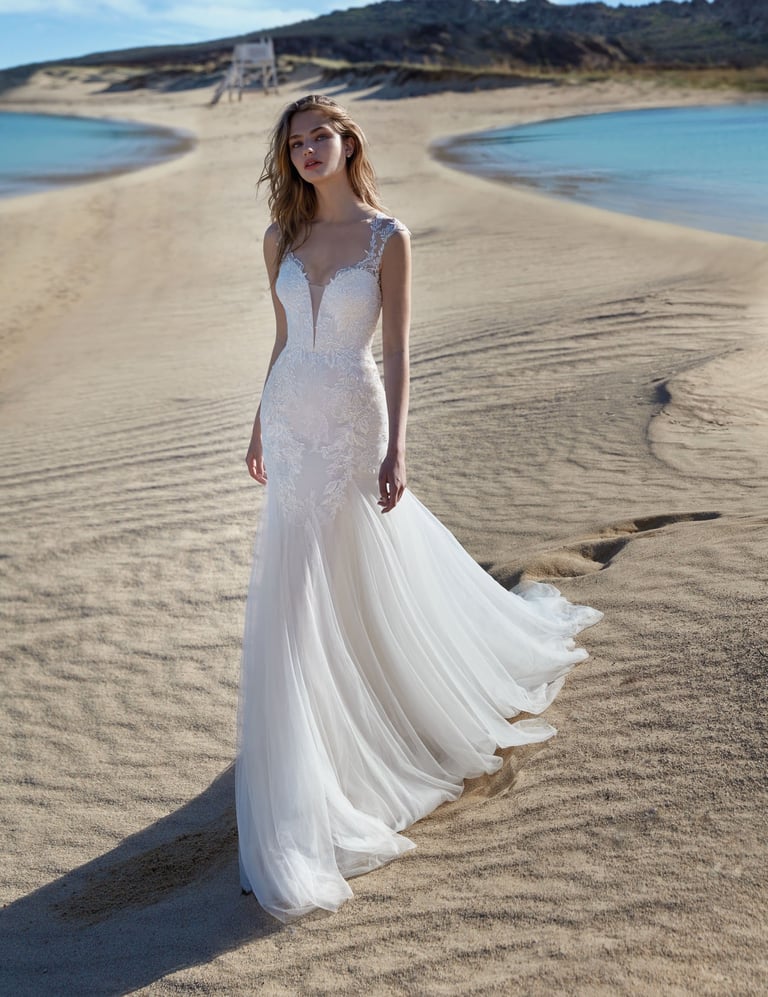 Novia con vestido con beads en playa con acantilados